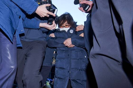 최순실 씨가 16일 오전 서울 종로구 헌법재판소 대심판정에서 열린 '박근혜 대통령 탄핵심판 5회 변론기일'에 출석하고 있다./ 사진=뉴스1