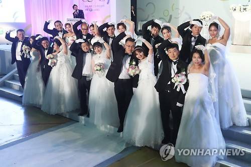 지난해 11월 22일 경기도 안성시 안성팜랜드에서 10쌍의 다문화 부부가 합동결혼식을 치르고 있다. [연합뉴스 자료 사진]