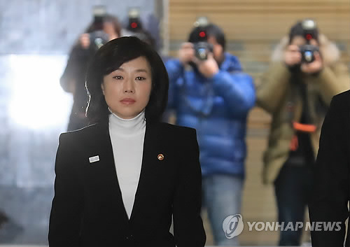 (서울=연합뉴스) 서명곤 기자 = 이른바 '문화·예술계 블랙리스트'의 윗선으로 꼽히는 조윤선 문화체육관광부 장관이 17일 오전 직권남용 권리행사방해 혐의의 피의자 신분으로 조사를 받기 위해 서울 강남구 대치동 특검에 출석하고 있다. 2017.1.17      seephoto@yna.co.kr