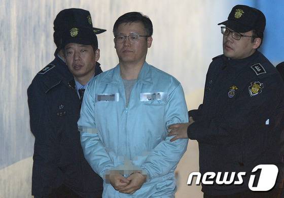 청와대 대외비 문건 유출 혐의로 구속기소된 정호성 전 청와대 부속비서관이 '최순실 국정농단 사건' 공판에 출석하기 위해 18일 오전 서울 서초동 서울중앙지법에서 법정으로 향하고 있다. 2017.1.18/뉴스1 © News1 최현규 기자