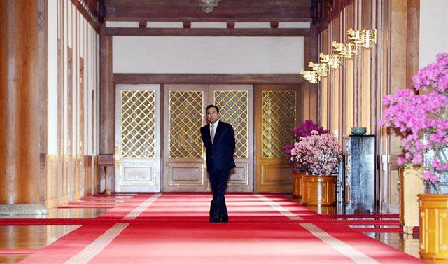 2015년 2월 17일 이완구 당시 국무총리가 박 대통령과 함께 국무회의가 열리는 세종실로 입장하기 위해 청와대 본관 1층 로비에서 대통령을 기다리고 있다.