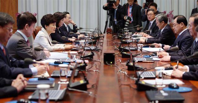 2015년 5월 4일 청와대 본관 2층 집현실에서 열린 수석비서관회의 모습. 대통령을 비롯한 모든 참석자 앞에 마이크와 노트북이 놓여 있다.