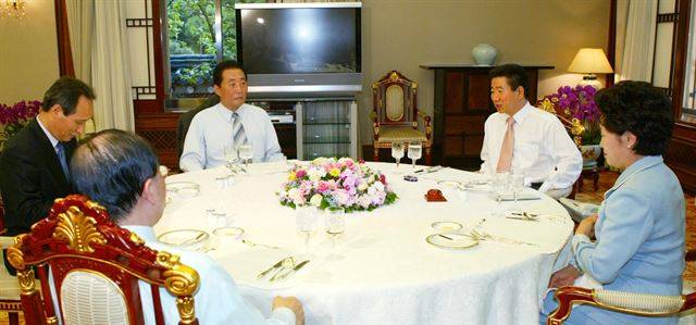 노무현 전 대통령이 자신에 대한 탄핵소추안이 기각된 2004년 5월 14일 고건 당시 국무총리를 청와대 관저로 초청해 만찬 회동을 하고 있다. 이 공간은 관저 내 대식당이다. 장철영 전 대통령 전속 사진사