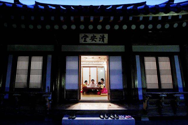 이명박 전 대통령이 2010년 9월 20일 추석을 앞두고 청와대 관저에서 영부인, 손녀들과 함께 송편을 빚고 있다. 김용위 전 청와대 전속 사진사