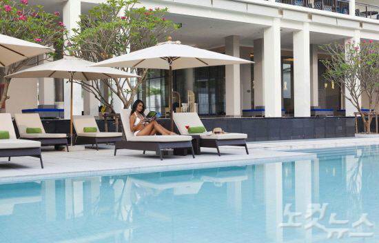 도심 속 휴양지의 기분을 만끽할 수 있는 야외 수영장이 갖춰져 있다.(사진=스테이앤모어 제공)