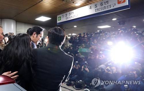 묵묵무답 법정 향하는 이재용      (서울=연합뉴스) 황광모 기자 = 박근혜 대통령에게 뇌물을 제공한 혐의 등을 받는 삼성전자 이재용 부회장이 18일 오전 영장 실질심사를 받기 위해 서울 서초동 서울중앙지법에 출석하고 있다.  hkmpooh@yna.co.k