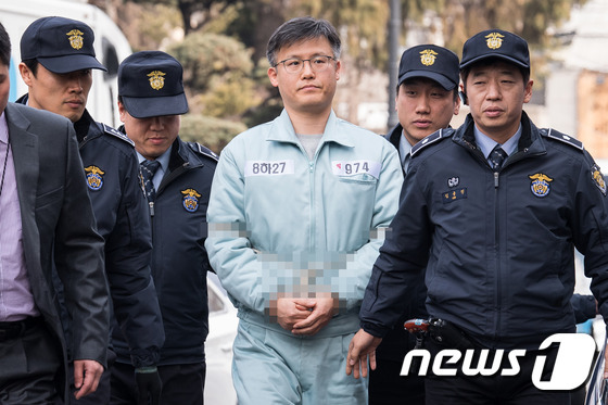 정호성 전 청와대 부속비서관이 19일 서울 종로구 헌법재판소 대심판정에서 열린 '박근혜 대통령 탄핵심판 7차 변론기일'에 증인으로 출석하고 있다. 2017.1.19/뉴스1 © News1 유승관 기자