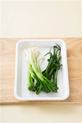 1.실파는 씻어 찜통에 넣어 살짝 찐다.