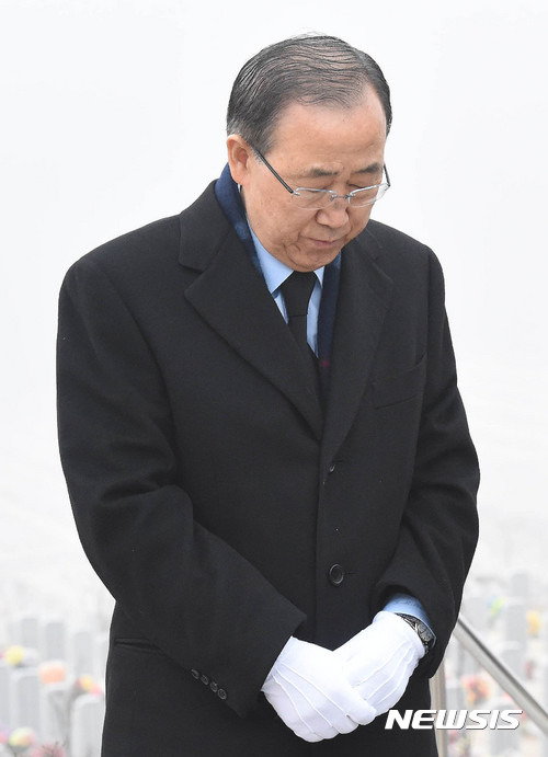 【대전=뉴시스】함형서 기자 = 반기문 전 유엔사무총장이 19일 오전 대전 유성구 국립대전현충원 제2연평해전 전사자 묘역에서 참배를 하고 있다. 2017.01.19.  foodwork23@newsis.com