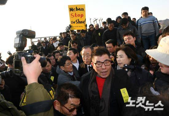 반기문 전 유엔 사무총장이 17일 오후 전남 진도 팽목항을 방문한 가운데 '박근혜정권 퇴진 진도운동본부' 소속 회원들이 피켓을 들고 항의를 하고 있다. (사진=이한형 기자)