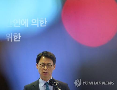 2017년 1월 19일 오전 박영수 특별검사팀의 대변인인 이규철 특검보가 이재용 삼성전자 부회장 구속영장 기각에 대한 입장을 발표하고 있다. [연합뉴스 자료사진]