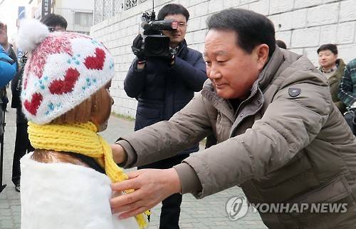소녀상 방문한 부산 동구청장 (부산=연합뉴스) 김선호 기자 = 박삼석 부산 동구청장이 19일 부산 동구 일본영사관 앞에 세워진 '평화의 소녀상'을 방문해 목도리를 매만지고 있다. 2017.1.19 wink@yna.co.kr