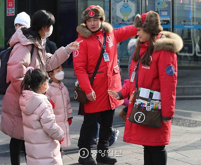 미세먼지가 심해 관광객은 마스크를 썼지만 관광통역안내사들은 쓰지 않고 일하고 있다. 신인섭 기자