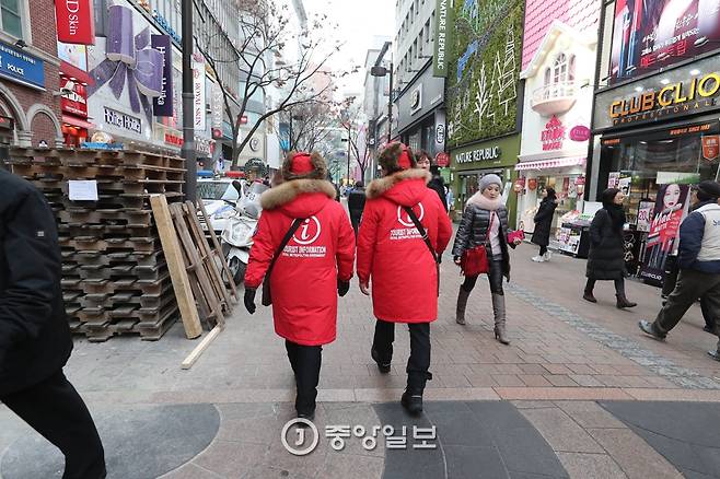 교대를 한 뒤 휴식을 위해 사무실로 향하고 있다. 도중에 관광객이 질문을 하면 성실히 응답한다. 신인섭 기자