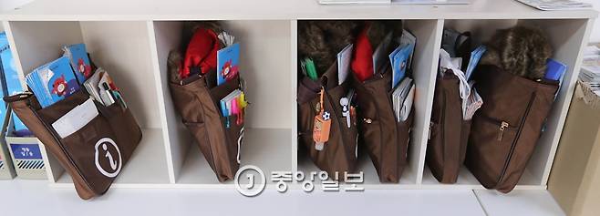 근무 시간에 각 자가 매는 가방이 정리되어 있다. 신인섭 기자