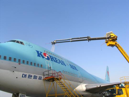 인천국제공항 제빙처리장에서 대한항공 ‘디아이싱(De-Icing·눈과 얼음을 제거하는 것) 트럭’이 항공기에 쌓인 눈을 제거하고 있다. 대한항공 제공