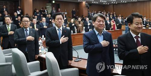 국민의당 최고위원-국회의원 연석회의      (서울=연합뉴스) 홍해인 기자 = 박지원 대표, 주승용 원내대표 등 국민의당 지도부와 안철수 전 대표가 20일 오전 국회 본청에서 최고위원-국회의원 연석회의를 시작하며 국기에 대한 경례를 하고 있다. 2017.1.20      hihong@yna.co.kr