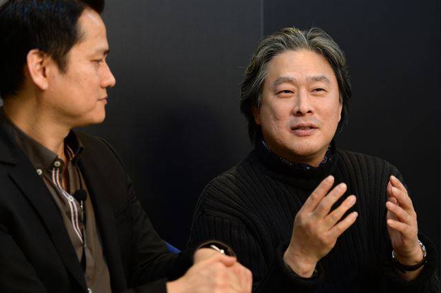 박찬욱 감독이 19일 페이스북 라이브 방송 '오동진 라제기의 영화담담'에 출연해 영화에 대해 이야기를 나누고 있다. 최재명 인턴기자