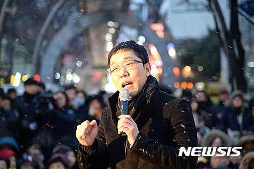 【전주=뉴시스】신동석 기자 = 21일 전북 전주시에서 11차 전북도민 총궐기대회가 '촛불이 이긴다, 조기탄핵, 공범자 처벌'을 주제로 열린 가운데 방송인 김제동씨가 참석해 시민들과 이야기를 나누고 있다. 2017.01.21    sds4968@newsis.com