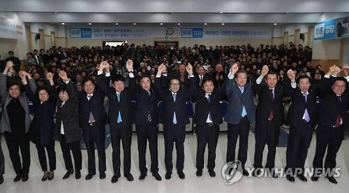 (제주=연합뉴스) 박지호 기자 = 21일 오후 제주시 농어업인회관에서 열린 바른정당 제주특별자치도당 창당대회에서 중앙당 당직자 등이 인사하고 있다. 2017.1.21      jihopark@yna.co.kr