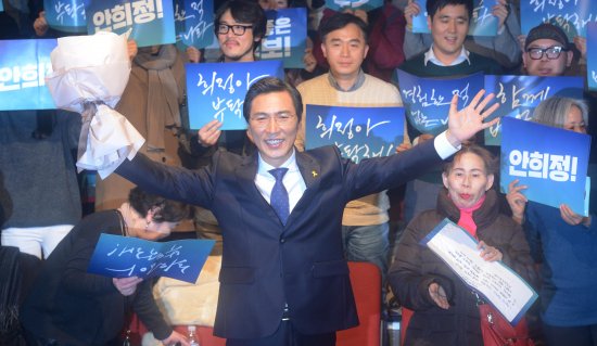 안희정 충남도지사가 22일 오후 서울 종로구 대학로 굿 씨어터에서 대선 출마 선언을 마친 뒤 꽃다발을 들고 손을 흔들고 있다. 뉴시스