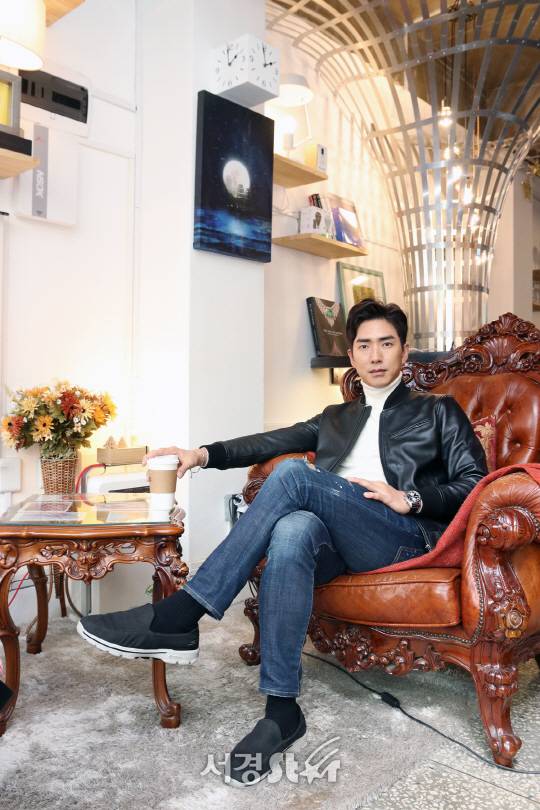 배우 고세원이 인터뷰 전 포즈를 취하고 있다.