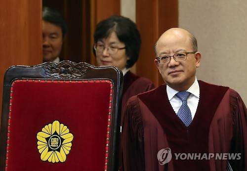 대심판정 들어서는 헌법재판소장  (서울=연합뉴스) 이정훈 기자 = 박한철 헌법재판소장과 헌법재판관들이 17일 오후 박근혜 대통령 탄핵심판 사건의 6차 변론기일이 열리는 서울 종로구 헌법재판소 대심판정으로 들어서고 있다. 2017.1.17  uwg806@yna.co.kr  (끝)