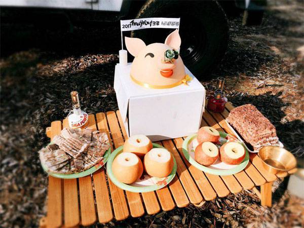 한 등산 캠핑 동호회의 안전을 기원하는  고사상에 돼지머리 모양 케이크가 올려져 있다. [사진 제공 = 단미케이크]