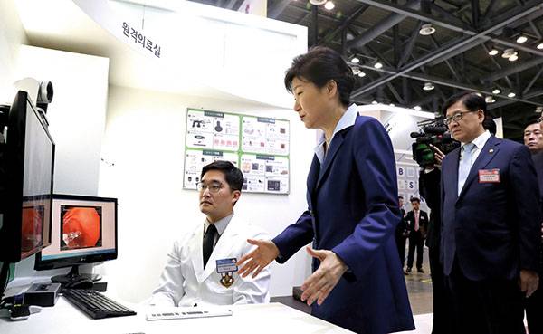 ⓒ연합뉴스 2016년 10월28일 박근혜 대통령이 고양시 킨텍스에서 군의 원격의료 진료를 지켜보고 있다.