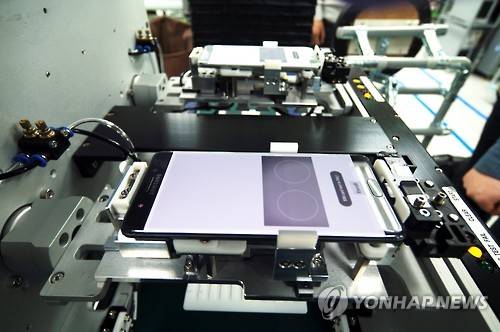 삼성전자 '갤럭시 노트7 소손 원인 조사'      (서울=연합뉴스) 삼성전자가 서울 서초사옥에서 갤럭시 노트7 소손 원인을 공개, 향후 재발 방지 대책을 발표했다고 23일 전했다.       삼성전자는 금번 소손 원인에 대한 개선 외에도 배터리 내부 문제를 확인할 수 있는 특수 장비를 도입, 배터리와 완제품에 대한 대량 충방전 테스트, 사용자들의 실제 사용 환경을 고려한 가속 시험도 강화하는 등 '8 포인트 배터리 안전성 검사' 프로세스를 도입했다. 사진은 홍채인식 기능이 소손 원인인지 조사하기 위해 검사하는 모습.  [삼성전자 제공 = 연합뉴스 자료사진]