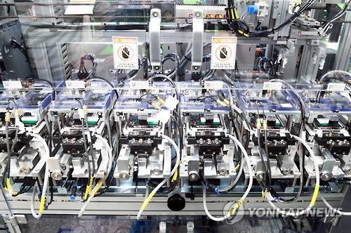 삼성전자 '8 포인트 배터리 안전성 검사'      (서울=연합뉴스) 삼성전자가 서울 서초사옥에서 갤럭시 노트7 소손 원인을 공개, 향후 재발 방지 대책을 발표했다고 23일 전했다.       삼성전자는 금번 소손 원인에 대한 개선 외에도 배터리 내부 문제를 확인할 수 있는 특수 장비를 도입, 배터리와 완제품에 대한 대량 충방전 테스트, 사용자들의 실제 사용 환경을 고려한 가속 시험도 강화하는 등 '8 포인트 배터리 안전성 검사' 프로세스를 도입했다. 사진은 '8 포인트 배터리 안전성 검사' 중 배터리의 전압 변화를 확인해 배터리 내부의 이상 유무를 점검하는 'ΔOCV  검사' 모습. [삼성전자 제공 = 연합뉴스 자료사진]