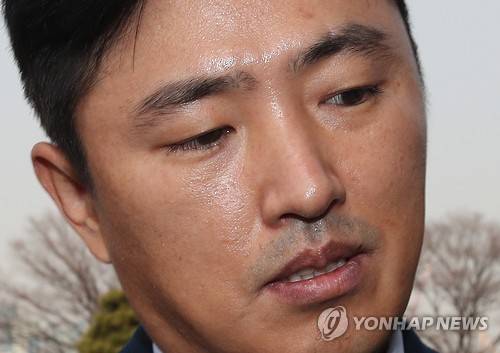 취재진 질문에 답하는 고영태  (서울=연합뉴스) 김도훈 기자 = 고영태 전 더블루케이 이사가 7일 국회에서 열린 최순실 국정농단 의혹 진상규명을 위한 국정조사 특위 2차 청문회에 출석해 오전 질의가 끝난 뒤 점심식사를 위해 국회를 나서며 취재진 질문에 답하고 있다. 2016.12.7  superdoo82@yna.co.kr  (끝)