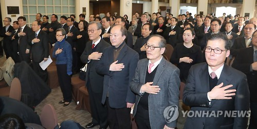 보수원로 130여명 한국자유회의 출범      (서울=연합뉴스) 이상학 기자 = 23일 오후 서울 중구 프레스센터에서 열린 한국자유회의 출범식에서 참석자들이 국기에 대한 경례를 하고 있다. 자유민주주의 연대체를 표방하는 한국자유회의에는 송복 연세대 명예교수와 '뉴라이트'로 분류되는 이영훈 서울대 교수, 조갑제 조갑제닷컴 대표, 서옥식 경남대 극동문제연구소 초빙연구위원, 차기환 변호사 등 보수원로 130여명이 참여했다.  2017.1.23      leesh@yna.co.kr