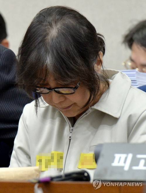 고개 숙인 최순실  (서울 사진공동취재단=연합뉴스) 국정농단 사건의 핵심인물인 최순실 씨가 5일 오후 서울 서초동 서울중앙지법에서 열린 1차 공판에 출석해 고개를 숙이고 있다. 2017.1.5  photo@yna.co.kr  (끝)