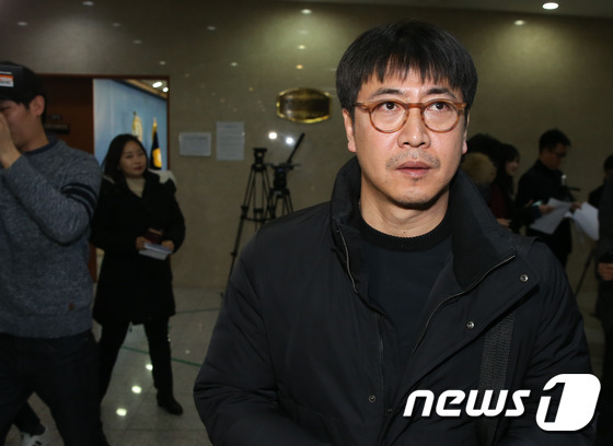 노승일 K스포츠재단 부장이 13일 서울 여의도 국회 정론관에서 열린 정동춘 이사장 전횡 폭로 기자회견을 마친 뒤 회견장을 나서고 있다. 2017.1.13/뉴스1 © News1 허경 기자