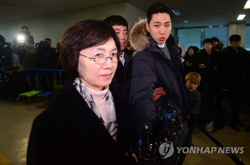 법원으로 향하는 최경희      (서울=연합뉴스) 한종찬 기자 = '비선실세' 최순실씨의 딸 정유라씨에게 입학과 성적 특혜를 준 혐의를 받고있는 최경희 전 이화여대 총장이 구속 전 피의자심문(영장실질심사)을 받기 위해 24일 오전 서울 강남구 대치동 특검 사무실에서 중앙지방법원으로 향하고 있다.  saba@yna.co.kr