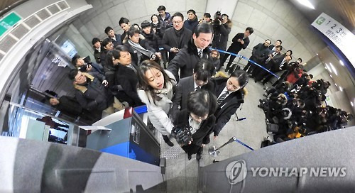 '이 문을 지나면'      (서울=연합뉴스) 김도훈 = '비선 실세' 최순실의 딸 정유라의 이화여대 입학·학사 특혜 비리를 주도한 혐의를 받는 최경희 전 이화여대 총장이 24일 오전 영장실질심사를 받기 위해 서울 서초구 서울중앙지법에 출석하고 있다.  superdoo82@yna.co.kr