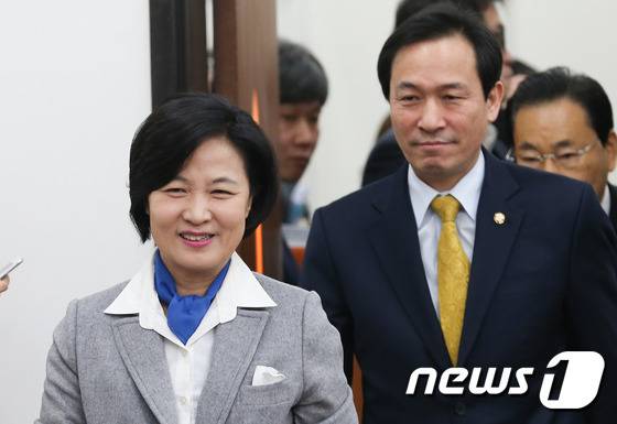 추미애 더불어민주당 대표와 우상호 원내대표가 25일 서울 여의도 국회에서 열린 최고위원회의에 참석하고 있다. 2017.1.25/뉴스1 © News1 허경 기자