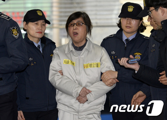 박영수 특별검사팀이 국정농단사태의 몸통격인 '비선실세' 최순실씨에 대한 체포영장을 집행한 25일 최씨가 서울 강남구 대치동 특검 사무실로 강제소환되면서 "박 대통령과 경제공동체 자백을 강요하고 있다＂라며 소리치고 있다. 2017.1.25/뉴스1 © News1 안은나 기자