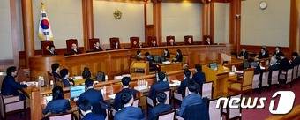 박한철 헌법재판소장과 헌법재판관들이 25일 오전 서울 종로구 재동 헌법재판소 대심판정에서 열린 박근혜 대통령의 탄핵소추 심판 9차 변론을 진행하고 있다. 2017.1.25/뉴스1 © News1 박정호 기자