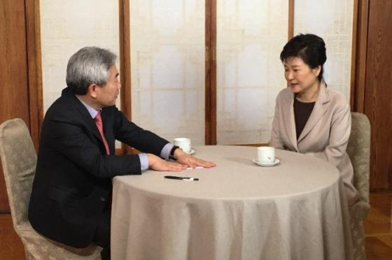 박근혜 대통령이 25일 청와대 상춘재에서 '정규재tv' 운영자인 정규재 한국경제신문 주필과 인터뷰를 하고 있다/ 사진=정규재tv 제공