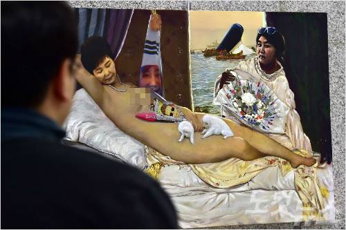 더불어민주당 표창원 의원이 기획한 시국비판 풍자 전시회 '곧 바이'전의 박근혜 대통령 누드 풍자 '더러운 잠'이 논란이 되고 있는 가운데 24일 오전 국회 의원회관에 그림이 전시되어 있다. 더불어민주당은 이날 긴급 최고위를 열고 표 의원을 당 윤리심파원에 회부하기로 했다. 윤창원기자