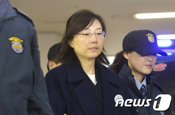 '문화예술계 블랙리스트' 작성 및 집행을 주도한 혐의로 구속된 조윤선 전 문화체육관광부 장관이 26일 서울 강남구 대치동 박영수 특검 사무실로 출석하고 있다. 2017.1.26/뉴스1 © News1 신웅수 기자