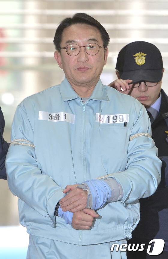 현기환 전 청와대 정무수석이 26일 오후 서울 강남구 대치동 박영수 특검 사무실에 참고인 신분으로 출석하고 있다. 특검은 2015년 조윤선 당시 정무수석의 후임으로 임명된 현 전 수석이 문화계 블랙리스트에 연루됐는지를 조사할 것으로 보인다. 2017.1.26/뉴스1 © News1 신웅수 기자