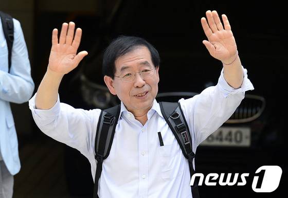 박원순 새정치민주연합 서울시장 후보가 6·4 지방선거 공식 선거운동이 시작된 22일 오후 서울 강남구 선릉역 인근에서 시민들에게 인사하며 지지를 호소하고 있다. 2014.5.22/뉴스1