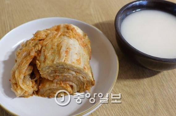 주점 ‘막걸리이야기’의 특징을 보여주는 기본안주와 막걸리. 양념을 옅게 해서 2년 묵힌 배추김치는 짜지 않고 잘 익어 막걸리 안주로 좋다. 매년 500포기를 담가 상마다 기본안주로 낸다.