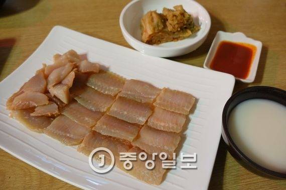 우리나라 최초의 홍어 명인(07-183호) 나주 영산포 안국현씨가 삭힌 국내산 홍어 한 접시. 4만원을 받지만 남는 것이 없는데 막걸리 집이니까 구색 갖추려고 메뉴에 넣었다. 양념은 직접 익힌 막걸리식초로 만든 초고추장만 준다. 홍어 좋아하는 사람들은 저 색깔만 보아도 품질을 짐작할 수 있을 것이다.