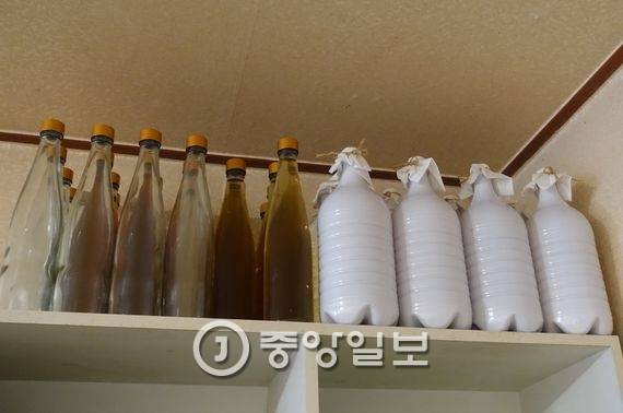 하얀 병에서 식초가 익어가고 있다. 식초 발효에는 산소가 필요하기 때문에 주둥이를 막지 않고 공기가 통하는 한지로 감쌌다. 왼쪽 유리병에는 잘 익은 식초가 담겨 있다. 이 집에서는 식초를 만들 수 있는 생막걸리만 팔고, 양념으로는 직접 익힌 식초만 쓴다.