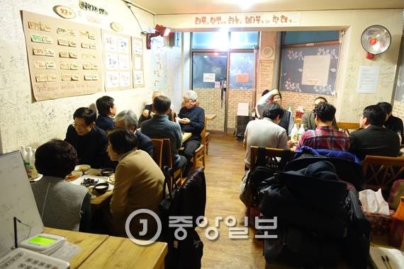 지난 화요일(24일) 오후 8시 무렵의 ‘막걸리이야기’ 내부. 4인 테이블 6개가 꽉 찼다.