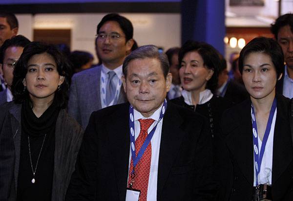 ⓒ삼성전자 제공 2010년 1월9일 이건희 삼성전자 회장이 미국 라스베이거스의 가전전시회(CES 2010)를 찾아 가족과 함께 전시장을 둘러보고 있다.